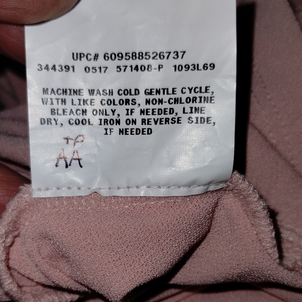 By & By NWT pale pink short sleeve blouse, v neck chocker neck - Picture 3 of 8